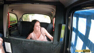 Fake Taxi - Zsenge nőci reszel a taxiban