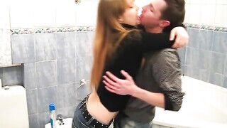 Zsenge tinédzser pár a fürdőben szeretkezik