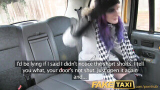 Rocker nőci fenékbe tolva a taxiban