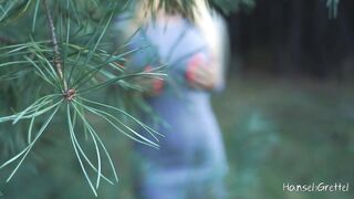 Világos Szőke gigászi cickós tinédzser nőci az erdőben