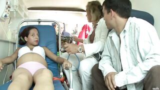 Terhes magyar kreol lányt a mentőbe pajzánkodnak