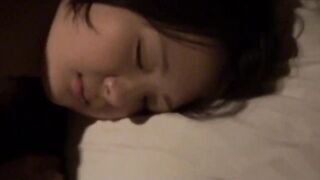 Alvó japán fiatal barinő megdugva