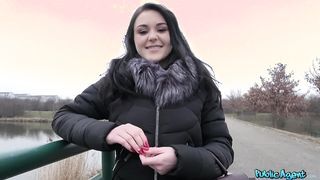 Orosz zsenge fiatalasszony pénzért hancúrozik