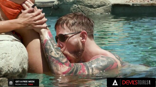 Szenvedélyes nagymellű transzi Brittney Kade telefröcskölt arccal kuffer után