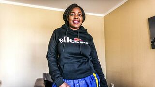 Afrikai iskolás kishölgy munkát keres a tanulmányaihoz