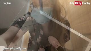 Lina Love mellbimbós fiatalasszony masturbál közkonyhában