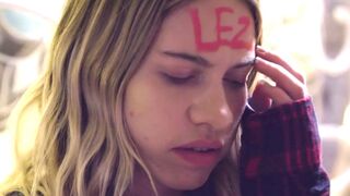 Zsenge lányok forró fürdőszobai lesbi játszmája