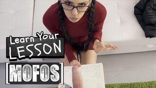 Andreina Deluxe vizsgára tanul, jordi inkább a ciccseit és kufferjét tanulmányozza