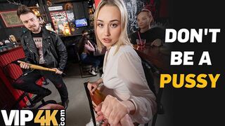 Bátor világos szőke pornósztár reszeli idegen csávót a bárban