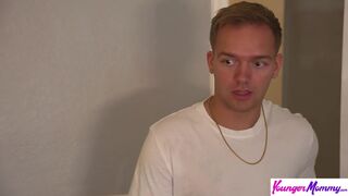 Kenzie Love figyeli, hogy a nevelő fia megbassza a szűz pináját – szigorú anyai tanács