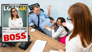 Banki főnöknő remegve kamázza alárendeltje csábítását