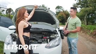 Forró dél amerikai milf Leela Moon megbassza a szerelőjét