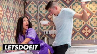 A kívánatos szobalány Jade Presley kitakarít és cumizza a nagyméretű faszkat a forró szálláson