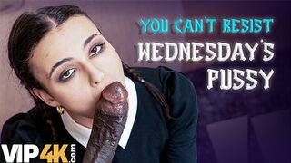 Lispy wednesday kettyintette a nevelő apa méretes faszát mint egy igazi kutyaként