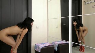Fiatal csajszi szőrös puncival masturbál a tükör előtt