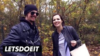 Termetes keblű barna hajú német kis csaj felvétel a nagyméretű kombiban vad baszásra