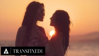 Alkonyat után hardcore baszás: Tori Easton durván megkúrja Charlotte Sins bikini babát