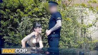 Rendőr megreszeli a sötét hajú geek bigét és rálövi a szemüvegére - fake cop