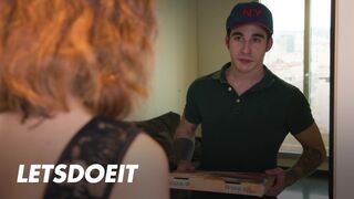 Megcsaló lyuk Arian Joy először a barátját baszogatja, aztán a kézbesítő manus megkeféli jól