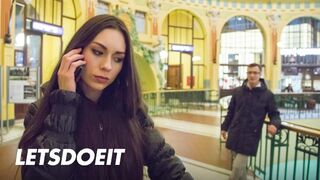 Arwen Gold feszes punciba vágyik egy külföldi léce kalandra