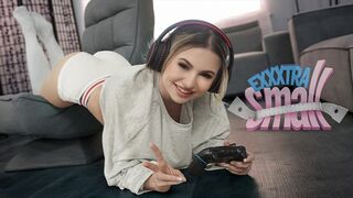 Pici zsenge nőci Aria Banks elkapja magas mostohabátyját Chris Epicet, aki a szobájában veri a lőcse