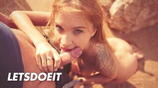 Angel Piaff világos szőke csábítója zsíros fügyit szopogatóan a tengerparton