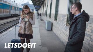 Selvaggia fiatal lány felfogta Charlie Dean nagyméretű faszát egy gyors pov dugásra