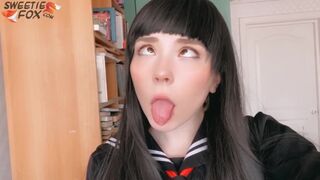 Japán iskoláslány mélyen orálozza a farka és vadul lovagol rajta