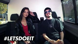 Vékony fekete Coco Kiss pénzért orálozza a kolosszális csoki fazt az autóban