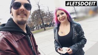 Aviva Rocks kolosszális cickós svájci lány szétkúrja az idegent pénzért a buszon