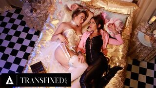 Mesebeli királynők Emma Rose és April Olsen vad strap-on fenék kettyintése