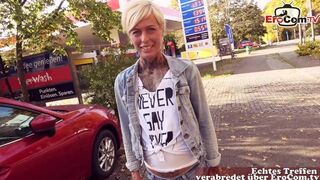 Utcán kúrás német benzinállomáson: pov milf oboázás