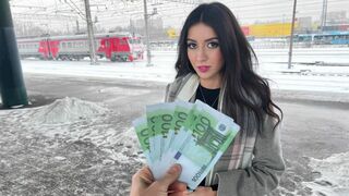 Vonatbéli csábítás: kishölgyet szólítunk meg castingra közvetlenül a szekrényben