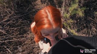 Csábos vörös fiatal Madi Collins kibelezi a puncáját és keményen megdöngeti a kolosszális rúdja