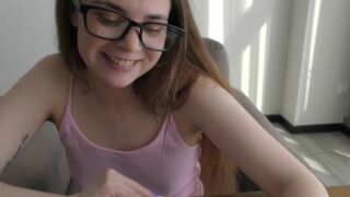Csintalan fiatal könyvmoly tanul anatómiát egy igazi óriási faszon! 18 éves