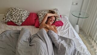 Bombázó csávó megreszeli a haver feleségét, miután az lelépett, és pov videót készít neki