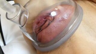 Gyönyörű milf pumpálja a punciját és keményen megkeféli lovagló pózban többszörös spricceléssel