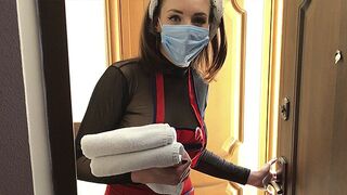 A szobalány visszatér a régi szállodába bazinagy mellével