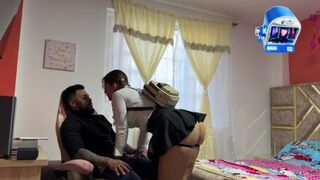 Egyedül vagyok a tesóm ellenállhatatlan barátnőjével, és gumi nélkül megbasszuk egymást, bele is élvezek a pinájába