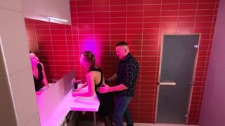 Éjszakai klubban történő valódi döngölés és beleélvezés a nyilvános wc-ben