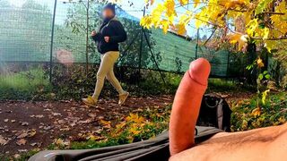 Parki faszvillantás: egy szemérmetlen milf nem bírt ellenállni egy erőszakos mellkasbaszásnak