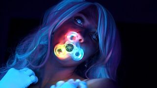 Neon fénylő zsenge maca csábít faszodat tökéletes testével