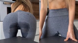 Fiatal csaj vadul dörzsöli magát az asztalhoz, amíg a leggingse telis-tele spriccel