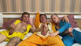 Pizsama buli forró faszdugása fiúk között