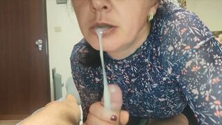 Ne mondd el senkinek! izgató milf nevelő anya szopással segít a nevelő fiának és szájába élvez
