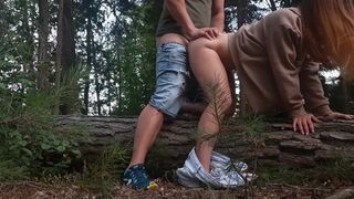 Egy idegen megkamatolyja kutyapózban, miután leszoptam az erdőben