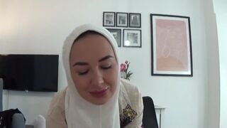 Kívánatos egyiptomi milf megcsalja férjét a kollégájával egy vad döngölés közben