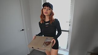 Kívánatos diáklány futár megette a pizzámat és megbasztam a feszes punciját