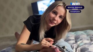 Amatőr világos szőke kishölgy vad szopikázása kolosszális fasszal