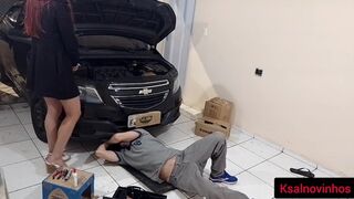 Autótulaj csajszika rákívánt a szerelőjére!